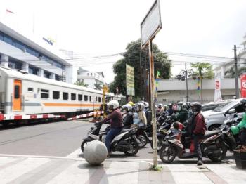 Etika Berkendara Saat Berhenti di Perlintasan Kereta Api