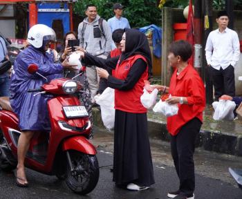 Peringati Nuzulul Quran, DPD PDI Perjuangan Lampung Salurkan 500 Takjil dan Santuni Anak Yatim