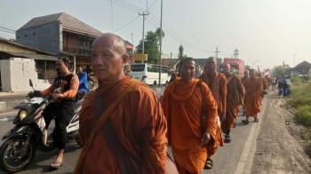 Thudong: Kisah Penuh Pengabdian Biksu Thailand Berjalan Kaki ke Borobudur