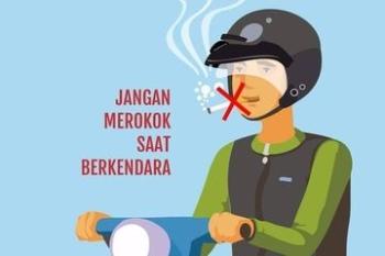 Selain Melanggar, Ini Bahayanya Merokok Saat Berkendara!   