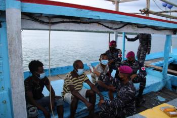 Sukseskan Serbuan Vaksinasi Korps Marinir TNI AL Jemput Bola Ke Kapal Nelayan Desa Arar Distrik Mayamuk Sorong