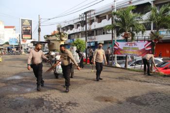 Bersih-Bersih Lingkungan, Polres Pringsewu Adakan Bhakti Sosial 