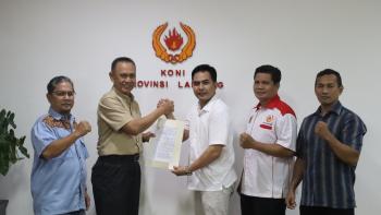 Ketum Serahkan SK Kepengurusan KONI Pesawaran
