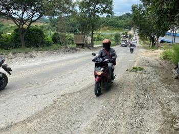 Tetap Waspada Saat Berkendara di Jalan Berbatu dan Berkerikil