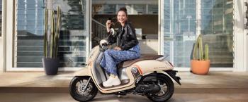 Cara Parkir Standar Tengah Motor buat Perempuan