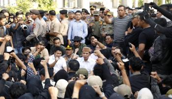 Potret Pemimpin Merakyat: Duduk di Aspal, Bupati Egi Serap Aspirasi Rakyat dengan Hati