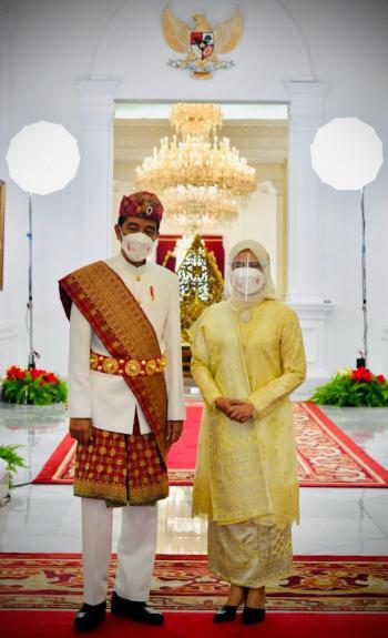 Pimpin Upacara di Istana Merdeka, Presiden Jokowi Kenakan Pakaian Adat Lampung