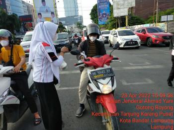 Tunas Honda dan NSS Kedaton Mengadakan Bagi-Bagi Takjil di Tugu Adipura