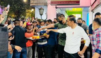 Presiden Jokowi Sapa Warga Yogyakarta di Malioboro dan Nikmati Musik Seniman Jalanan