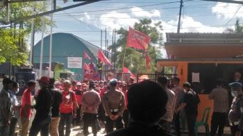 Ratusan Buruh Gelar Aksi di Depan Koperasi TKBM