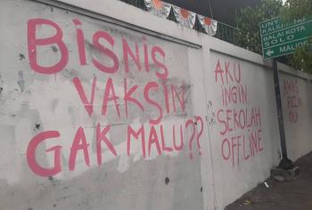 Masih Percaya Pejabat? Bisnis Vaksin Nggak Malu? Sebagian Mural Kritikan Kepada Pemerintah di Tembok SD Tukangan
