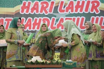 Wagub Chusnunia Bersama Ibu Riana Sari Arinal Hadiri Harlah Muslimat NU ke- 76 di Pringsewu