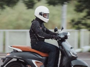 Cara Atasi Kaca Helm Ngembun Saat Musim Hujan   