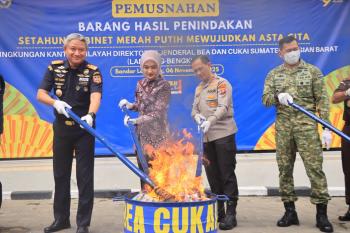 Kanwil Bea Cukai Sumbagbar Musnahkan Jutaan Batang Rokok dan Ribuan Miras Ilegal
