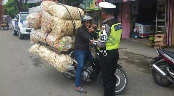 Bawa Beban Berlebih di Motor Bahaya, Ini Aturannya 