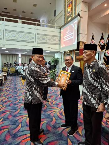 Guru Besar Hukum Pidana UBL, Prof. I Ketut Seregig, Raih Penghargaan Sebagai Purnawirawan Polri Berprestasi