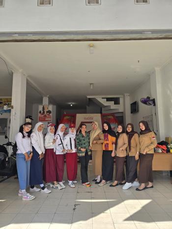TDM Tirtayasa Rayakan Hardiknas dengan Showroom Event dan Senam Bersama  Karyawan Tampil Unik dengan Kostum Guru dan Seragam Sekolah