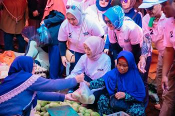Cawagub Lampung dr Jihan Nurlela Camping di Temiangan Hill, Grebek Pasar Hingga Dialog Dengan Petani Lampung Barat 