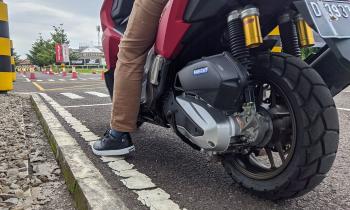 Mengapa Harus Gunakan Kaki Kiri Saat Berhenti Dari Sepeda Motor 