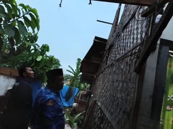 Belasan Rumah Diterjang Badai di Sumur Putri, Camat dan Lurah Beserta Tim BPBD Sigap Tinjau Warga Terdampak Bencana