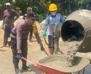 Sinergi Polri dan Masyarakat, Bhabinkamtibmas Polsek Punggur Bantu Pengecoran Jalan di Lampung Tengah