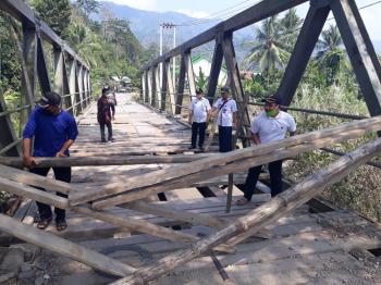 Rusak Parah Jembatan Penghubung Suoh-BNS Ditutup