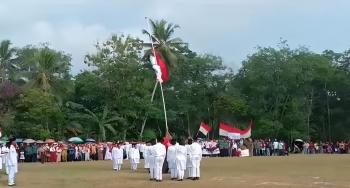 Aksi Heroik Pelatih Paskibraka di Lampung Selatan Perbaiki Tali Pengerek Putus saat UpacaraÂ 