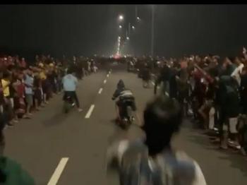 Viral Video Balap Liar di Akses Tol Setono, Ratusan Pemuda Berkerumun Menyaksikan!