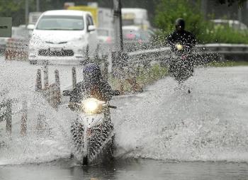 Tips Berkendara Di Saat Hujan Dan Banjir   