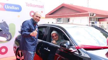 Pelanggan Setia 13 Tahun, Guru SMPN 11 Muaro Jambi Raih Mercedes-Benz C200 dari Telkomsel Poin Gembira Festival 2024