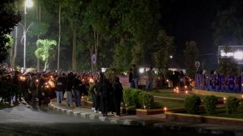Ratusan Mahasiswa Nyalakan Seribu Lilin di Bundaran Unila, Serukan Keadilan untuk Pratama   