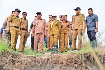 Revitalisasi Tanggul Pasca Banjir, Pemkab Lampung Selatan dan DPRD Provinsi Lampung Kolaborasi Turunkan Alat Berat