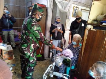  Komunitas IBM Bersama Posramil Bagikan Paket Sembako, Tiga Lansia Sambut Tangis Bahagia