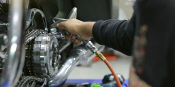 Bahaya Semprot Bagian Dalam Mesin Motor Dengan Angin Kompresor   