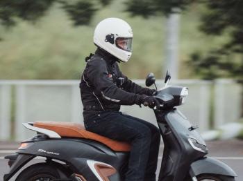 Cara Atasi Kaca Helm Ngembun Saat Musim Hujan 