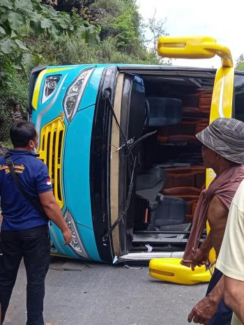 Tak Kuat Menanjak di Pokcucak, Bus Rombongan Wisatawan Kulonprogo Terguling