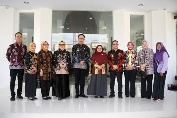 Pj Gubernur Lampung Samsudin di Dampingi Ibu Maidawati Membagikan 100 Paket Bantuan Alat Modal Usaha Tenun  