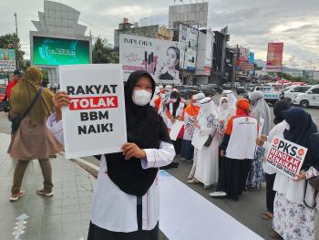 Tolak Kenaikan BBM, Ratusan Orang Flashmob di Bundaran Adipura