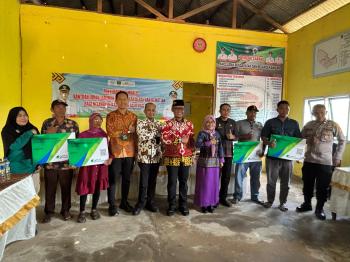Bupati Lampung Tengah Serahkan Kartu BPJS Ketenagakerjaan untuk 362 Nelayan Rentan   