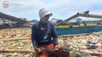 Nelayan Keluhkan Tumpukan Sampah di Pesisir Sukaraja
