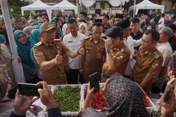 Gubernur Lampung Tinjau Pasar Murah di Kotabumi, Pastikan Stok Pangan Aman Saat Ramadan dan Jelang Idul Fitri