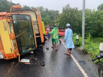 Gagal Nyalip : Truk Bermuatan Tangki Terguling di Tanjakan Jentir Sambeng