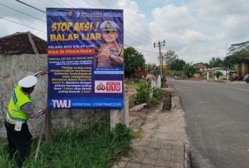 Cegah Laka Lantas Saat Mudik, Satlantas Way Kanan Pasang Spanduk Peringatan di Jalinsum