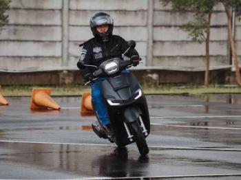 Tips Berkendara Untuk Jalan Licin dan Berbahaya