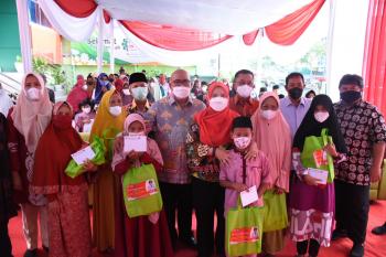 Serahkan Santunan Kepada 100 Anak Yatim dan Lansia, Ini yang Disampaikan Walikota Eva Dwiana