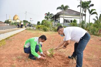 Dukung Program BUMN Hijaukan Indonesia, Divre IV Tanjungkarang Hijaukan Stasiun