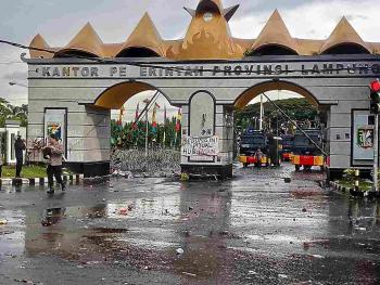 Demo Tolak UU Cipta Kerja di Kantor DPRD Lampung Ricuh, Batu Bertebaran di LokasiÂ 