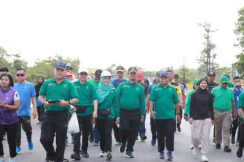 Pj.Gubernur Lampung Lepas Peserta Jalan Sehat Dalam Rangka Peringatan Hari Perhubungan Nasional 2024 