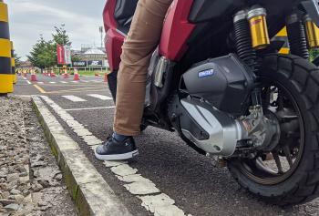 Berhenti Pas Naik Motor, Turun Pakai Kaki Kiri Atau Kanan Duluan 