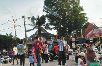 Laris Manis, Senyum Pedagang Balon Raih Berkah Libur Tahun 2022 